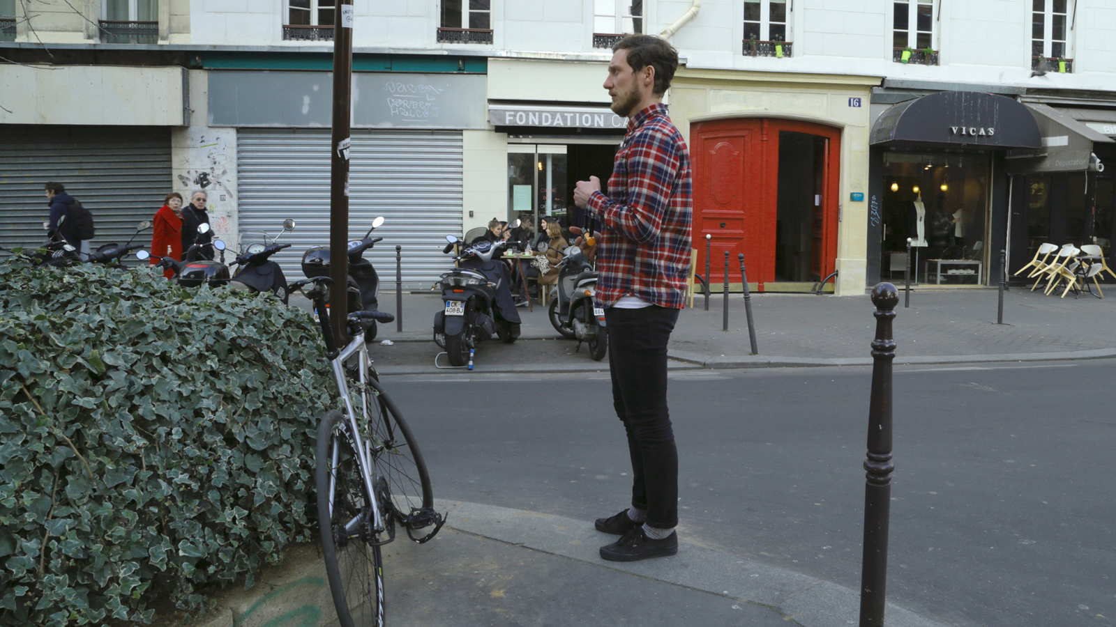 Le restaurateur et barista Damien Cremois devant le coffee shop Fondation Café dans le quartier du Haut Marais (Paris, 3e) © Delphine Luchetta
