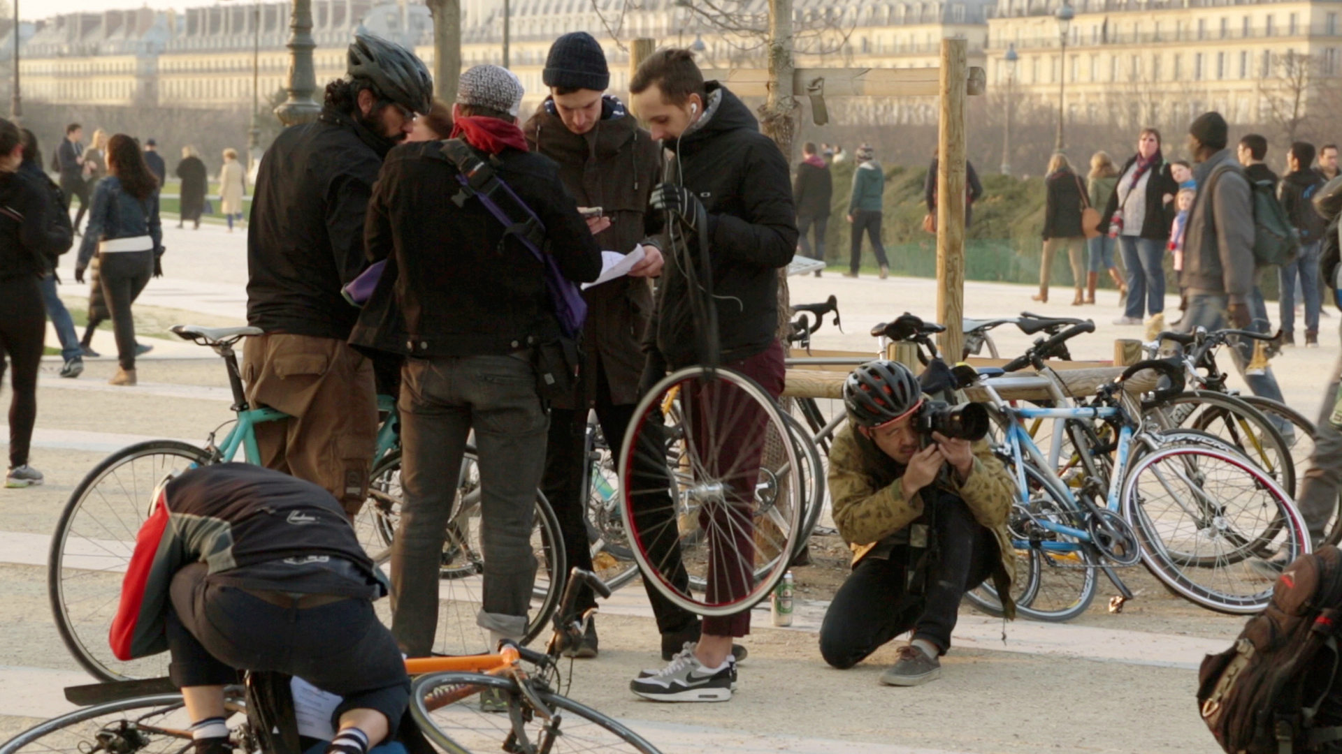 Le photographe et coursier Ryosuke Kawai prenant des prises de vue au départ d'une course alleycat au Carousel du Louvre (Paris, 1er) © Delphine Luchetta