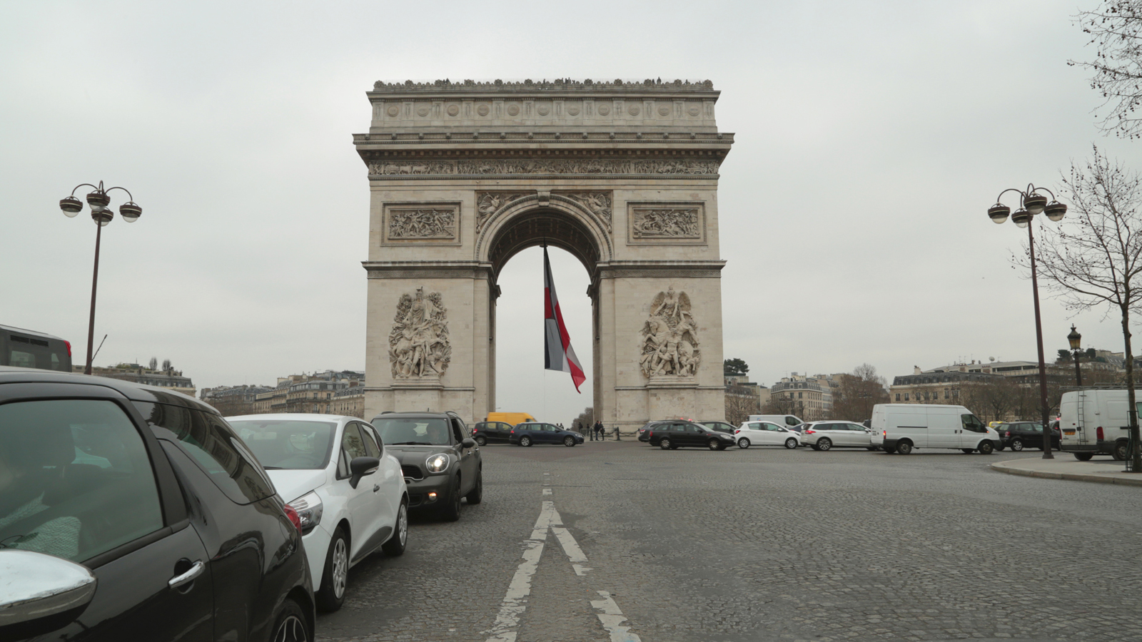 Peu de vélos circulent les jours de semaine autour de l'Arc de Triomphe et sur les Champs Elysées (Paris, 8e) | © Delphine Luchetta